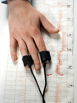 Drucke von MODEL FREIGEBENDE. Polygraph-Test mit Pulsometer auf einem Manns Fingern zur Überprüfung von Lügenmünzen verwendet werden Bilder Datiert 2005 Juni: Lügendetektor-Test