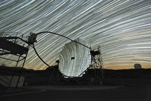 Canary Island Astronomy Drucke: MAGIC telescope and star trails