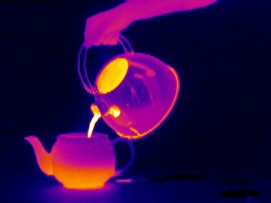 Drucke von Herstellen einer Tasse Tee. Bild 2 von 4. Thermogramm eines Hands beim Gießen heißer Wasser aus einem Kessel in eine Schüssel zum Trinken Tee herstellen. Die Farben zeigen Variationen der Temperatur Bilder Datiert 2004 März: Herstellen von Tee mit Thermographie