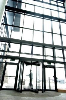 Glass Wall Architecture Drucke: Man leaving office