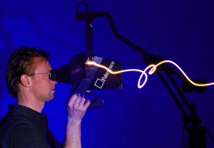 Virtual Reality Headset Drucke: Man using the Fake Space virtual reality system