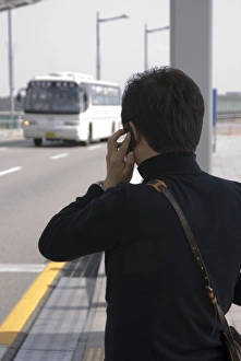 Mobile Phone Usage Statistics Drucke: Man using mobile phone