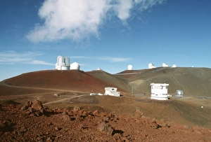 Drucke von Die Beobachtungsanlagen von Mauna Kea. Blick über den Gipfel des Vulkans Mauna Kea (in Hawaii, USA), der eine Gruppe astronomischer Beobachtungsanlagen zeigt Bilder Datiert 2001 Februar: Keinlaufteleskop von Mauna Kea