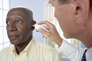 Healthcare Professional Checkup Drucke: Measuring ear temperature