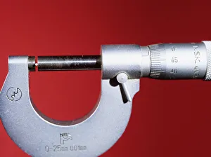 Drucke von Das Mikromessschraubenziehermesser ist ein Werkzeug zur genauen Messung kleiner Entfernungen. Hier wird es verwendet, um die Dicke eines Drahtes (oben links) zu messen Bilder Datiert 2005 Januar: Mikrometrischer Schraubendreher