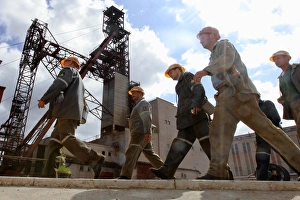 Mining Industry Images Drucke: Miners at the end of a shift