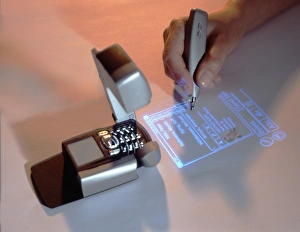 Drucke von Ein Mobiltelefon mit integriertem Projektor. Dieses Prototypenmobiltelefon ist in der Lage seine Bildschirme auf jede glatte Oberfläche zu projizieren Bilder Datiert 2005 Juni: Mobiltelefon mit Projektionsgerät
