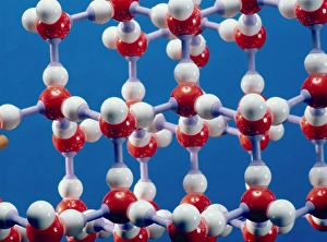 Drucke von Eis: Molekularmodell von Eis, die festen Form des Wassers. Jedes Wasserstoffmolekül besteht aus einem Sauerstoffsatom (roter Ball) und zwei Wasserstoffatomen (weiße Bälle) Bilder Datiert 2004 Mai: Molekularmodell von Eis