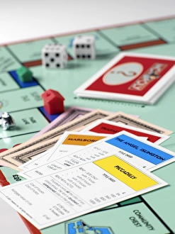 Drucke von Das Münzwurfspielbrettspiel. Dieses Spiel wurde im Jahr 1934 von einem Amerikaner namens Mr Charles Darrow entwickelt Gebrüder Parker Drucke: Spielbrett des Monopols