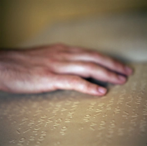 Drucke von Mondbrailleschrift. Hand eines blinden Menschen über Text geschrieben mit Mondbrailleschrift Bilder Datiert 2003 November: Mondraillen
