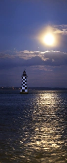 Brittany Coastal Scenery Drucke: Full moon and Jupiter over a lighthouse C016 / 3046