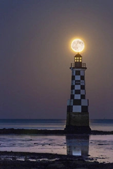 French Coastal Photography Drucke: Full Moon over lighthouse C018 / 2277