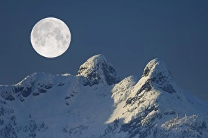 Lunar Cycle Phases Drucke: Full Moon over The Lions, Canada