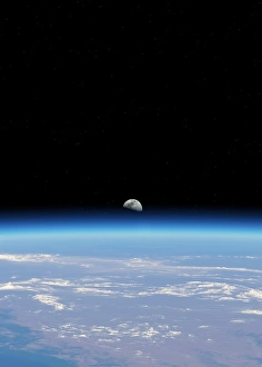 Earth From Space Drucke: Moonrise over Earth