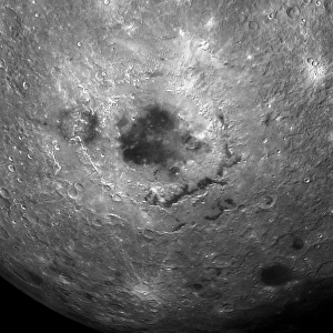 Drucke von Die Oberfläche des Mondes. Im Zentrum befindet sich der Mare Orientale, ein mehrringiger Beckenbau durch einen massiven Asteroideneinschlag gefüllt mit Lava Bilder Datiert 2011 Dezember: Mond Oberfläche