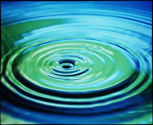 Drucke von Wasserwellen sich bewegen, mehrere kreisförmige Wellen oder Rillen bewegen sich auswärts von dem Einfluss eines Wassertrichters im Becken Bilder Datiert 1998 November: Viele Wellen von einem Wassertrickel