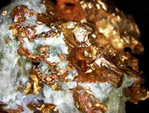 Drucke von Einfaches Kupferkörperchen von natürlichen Erzlagerstätten sind fast ausgeschöpft und die meisten Bergbaustellen konzentrieren sich auf Mineralien mit Kupfereinhalten Bilder Datiert 2012 März: Einfaches Kupfer im Makrophotogramm