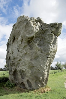 Drucke von Der Neolithische Standstein ist Teil des Henges von Avebury, einem Neolithischen Denkmal aus der Zeit um 5000 Jahre vor unserer Zeit Bilder Datiert 2007 Februar: Steinzeitstehende Stele