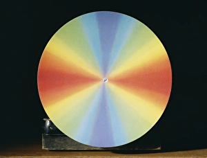 Drucke von Neutons Farbdisk. Bild 1 von 2. Dieses Apparatsstück wird verwendet, um die Mischung der Farben zu demonstrieren Bilder Datiert 2005 Juni: Neuwells Farbplatte