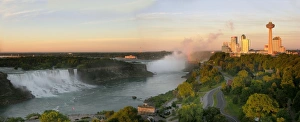 Drucke von Niagara-Fälle. Diese Fälle liegen an der Grenze zwischen Ontario, Kanada (rechts) und dem Bundesstaat New York in den Vereinigten Staaten von Amerika (links) Bilder Datiert 2006 November: Rheinfallen