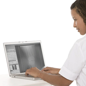 Digital Healthcare Solutions Drucke: Nurse using a laptop