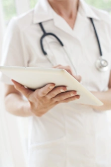 Digital Healthcare Solutions Drucke: Nurse using a tablet computer F008 / 2911
