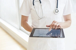 Digital Healthcare Solutions Drucke: Nurse using a tablet computer F008 / 2915