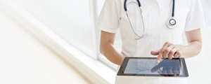 Medical Technology Images Drucke: Nurse using a tablet computer F008 / 2916