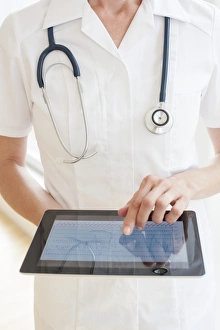 Medical Technology Images Drucke: Nurse using a tablet computer F008 / 2918