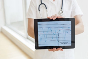 Digital Healthcare Solutions Drucke: Nurse using a tablet computer F008 / 2920