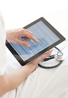 Digital Healthcare Solutions Drucke: Nurse using a tablet computer F008 / 2922