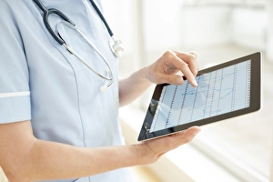 Medical Technology Images Drucke: Nurse using a tablet computer F008 / 2923
