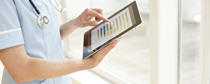 Digital Healthcare Solutions Drucke: Nurse using a tablet computer F008 / 2925