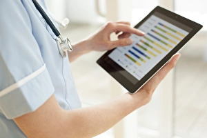 Digital Healthcare Solutions Drucke: Nurse using a tablet computer F008 / 2926
