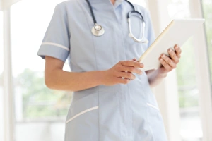 Digital Healthcare Solutions Drucke: Nurse using a tablet computer F008 / 2927