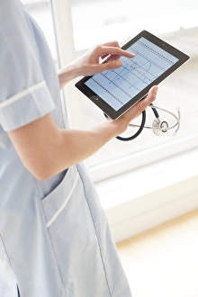 Digital Healthcare Solutions Drucke: Nurse using a tablet computer F008 / 2929