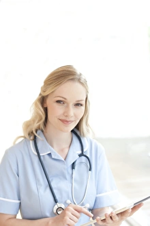 Healthcare Innovation Drucke: Nurse using a tablet computer F008 / 3063