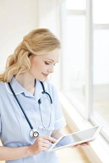 Digital Healthcare Solutions Drucke: Nurse using a tablet computer F008 / 3064