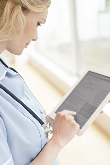 Medical Tablets Drucke: Nurse using a tablet computer F008 / 3067