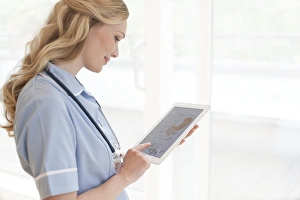 Medical Technology Images Drucke: Nurse using a tablet computer F008 / 3068
