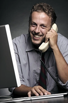 Man Working On Computer Drucke: Office worker