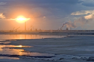 Raffinerie für Öl nahe Sonnenuntergang
