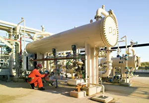 Drucke von MODELL FREIGEBEN. Ein Arbeiter im Ölraffinerierbetrieb überprüft die Heizvorrichtung in der Hydrofinierungseinheit eines Ölraffineries Bilder Datiert 2006 Februar: Ölraffineriewärker