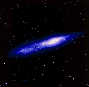 Drucke von Unregelmäßige Galaxie NGC 55. Farbliches optisches Bild der Spiralgalaxie NGC 55 im Sternbild Skulpteur. Diese Galaxie ist ungewöhnlich, da ihr heller Kern rechts liegt und nicht in der Mitte Bilder Datiert 2003 Juli: Optische Bild der unregelmäßigen Galaxie NGC 55.