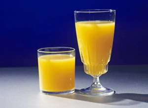 Drucke von Orangensaft. Die gleiche Menge Orangen Saft wird in zwei Behältern unterschiedlicher Formen eingegeben Bilder Datiert 2004 November: Orangensaft aus zwei Behältern