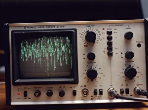 Drucke von Ein Oscilloskop zeigt Weißrauschen an. Oscilloscopes verwenden Kathodenröhren zur grafischen Darstellung von Spannungs- oder Stromvariationsverläufen Bilder Datiert 2004 Dezember: Oscilloscope