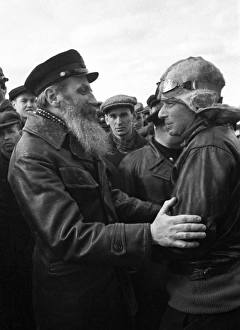 Drucke von Otto Yulievich Schmidt (links, 1891-1956), sowjetischer Arktisforscher und Geophysiker, begrüßt einen der Rettepiloten (rechts) während der Chelyuskin-Ausstellung in den Arktis Bilder Datiert 2008 September: Ottó Schmidtfürsorglicher Sowjet-Arktisforscher