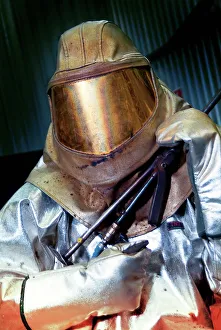 Drucke von MODELL FREIGEBEN. Oxyacetylendurchfeuerung. Arbeiter in schwerer Wärmebeständiger Schutzausrüstung hält oxy-acetylen-Durchfeuerungsgerät Bilder Datiert 2011 Mai: Sauerstoff-Äthylen-Schweißen