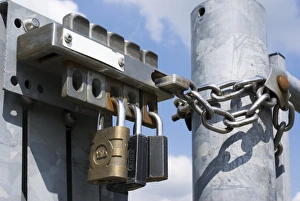 Industrial Photography UK Drucke: Padlocked gate