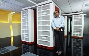 Drucke von Der Param Padma Superrechner. Dr Subrata Chattopadhyay mit dem Param Padma Superrechner fotografiert Bilder Datiert 2005 März: Param-Padma-Superrechner
